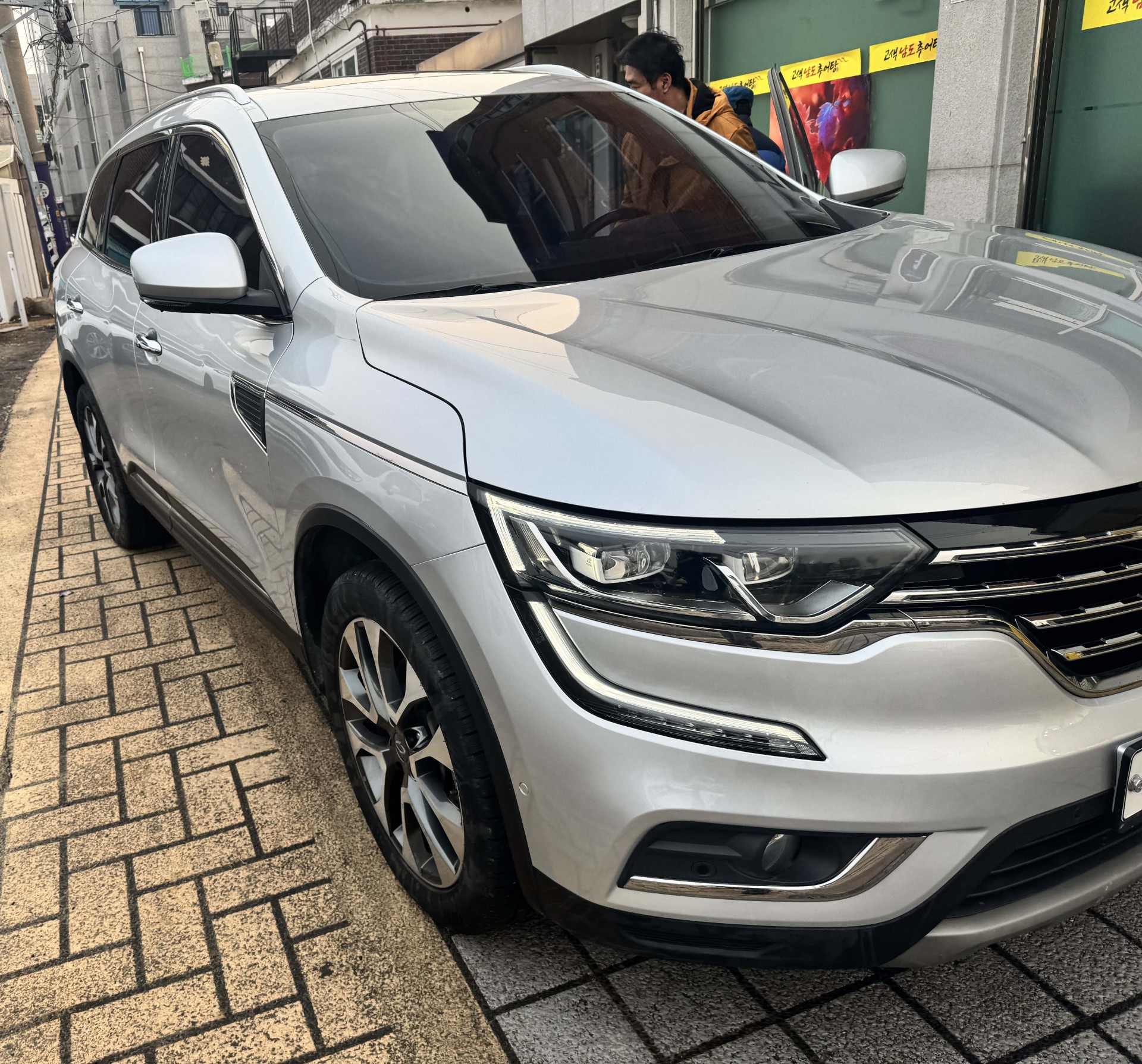 1qhv99tfaanq639648.jpg